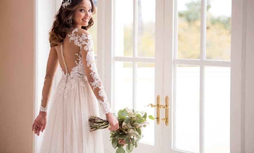 Stella York Brautkleider - Braut am Fenster