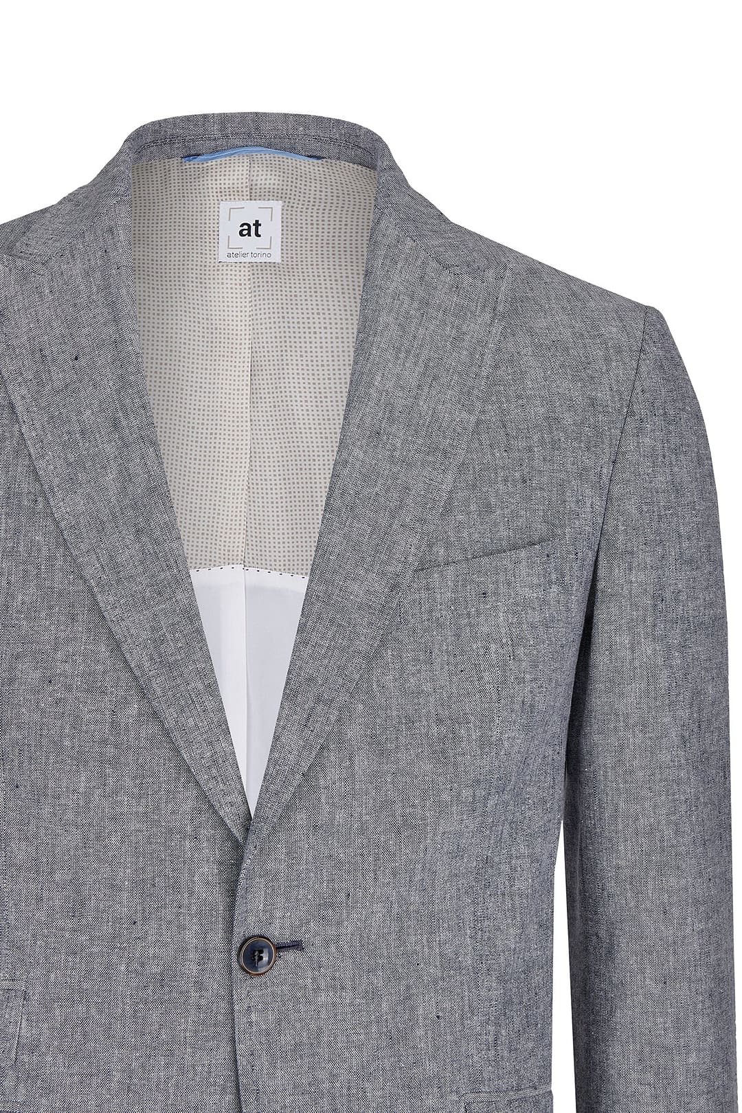 Eine Nahaufnahme des Atelier Torino Vintage Wedding Sakko 811773/30 zeigt die hellgraue Textur, das gekerbte Revers, den einknöpfigen Verschluss und das sichtbare Netzfutter - ideal für die Kombination mit modernen Brautmoden.