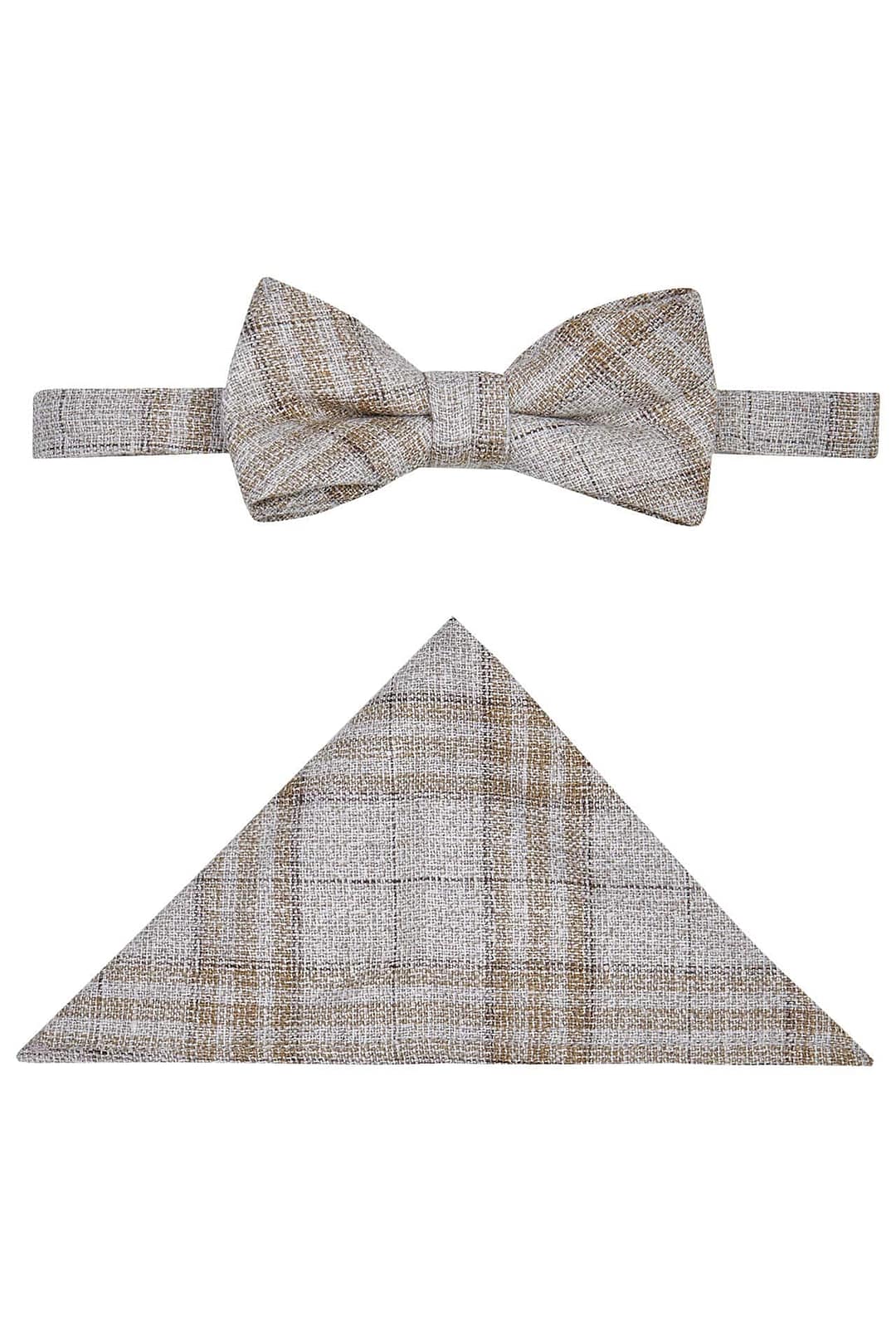 Die Atelier Torino Vintage Wedding Schleife / Tuch 821981/80 ist eine strukturierte, hellbraun karierte Fliege und ein passendes Einstecktuch, das elegant auf weißem Grund präsentiert wird, wobei die Fliege über dem gefalteten Einstecktuch liegt - perfekt für Hochzeiten.