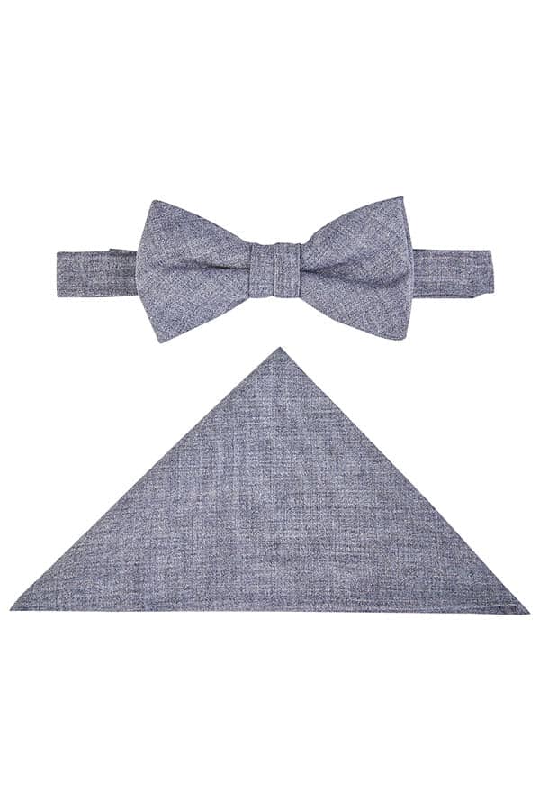 Die Atelier Torino Vintage Wedding Schleife/Tuch 811770/30 ist ein passendes Set aus grauer strukturierter Fliege und dreieckigem Einstecktuch, ideal für Brautmoden oder Hochzeitskleider, beides auf weißem Hintergrund.